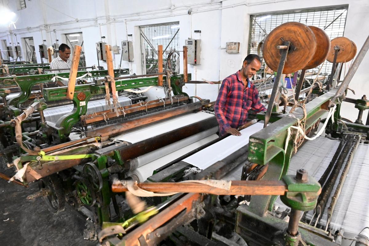 A power loom at work in a textile workshop